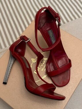 Prada Leather T-strap Sandals in Good condition